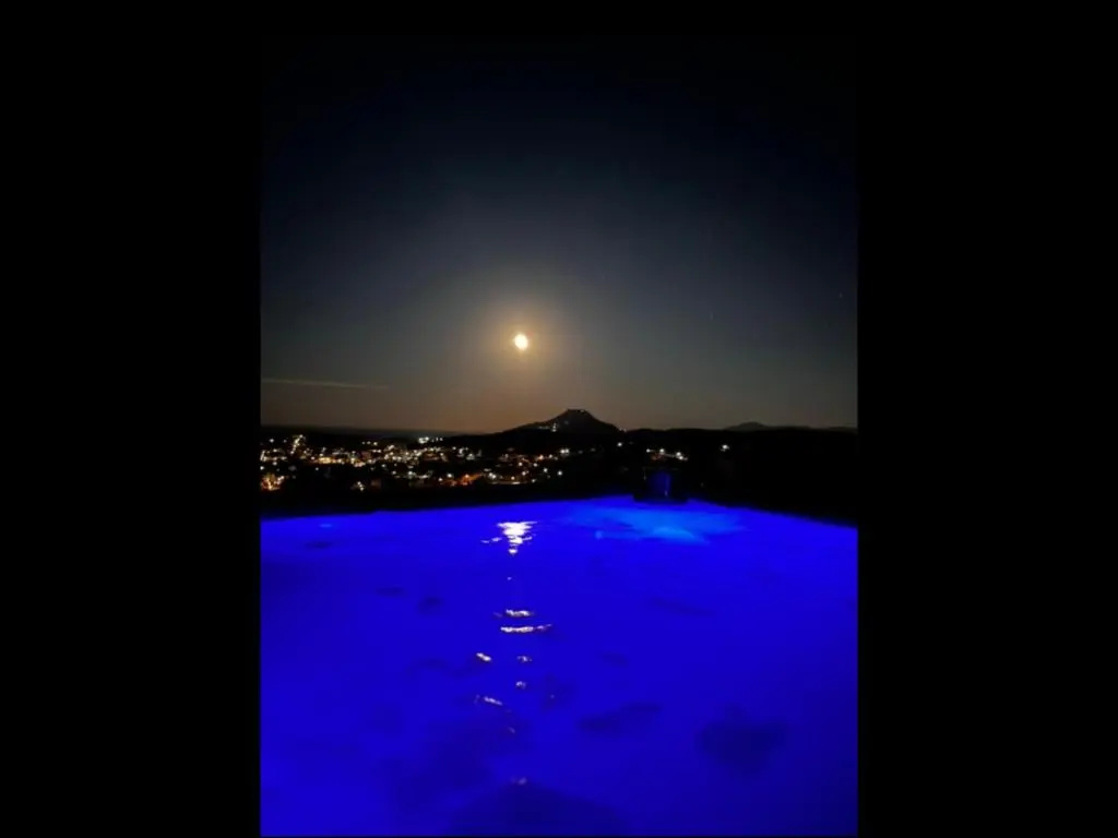 3 Jaccuzi Airport House - Airport Transfer Available
