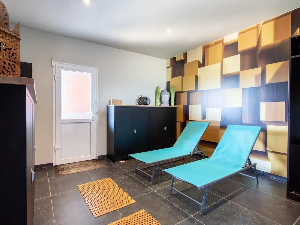 Beautiful, Luxury Home with Sauna, Hot Tub, Private Bathrooms
