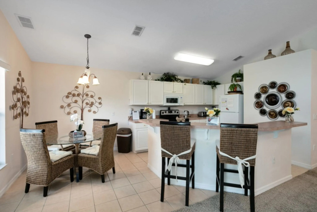 Beautiful 4 Bedroom 3 Bathroom pool & spa Villa villa