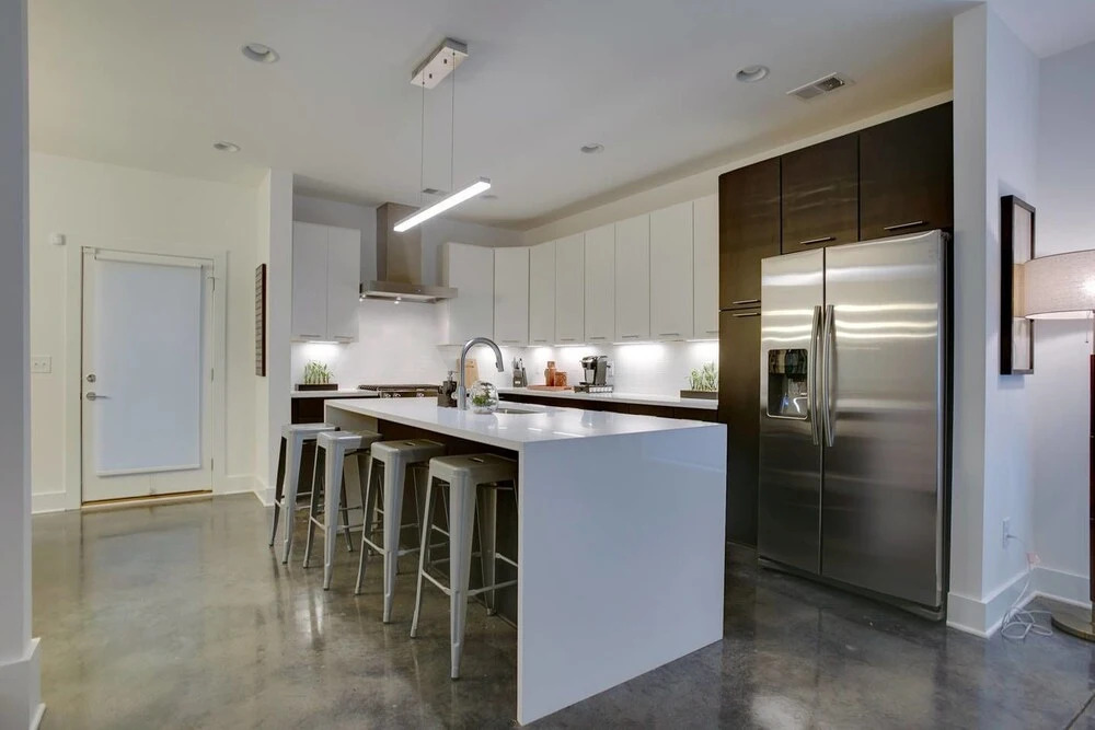 Modern 8bed/4ba Home w/ Roof Deck & Grill by Domio