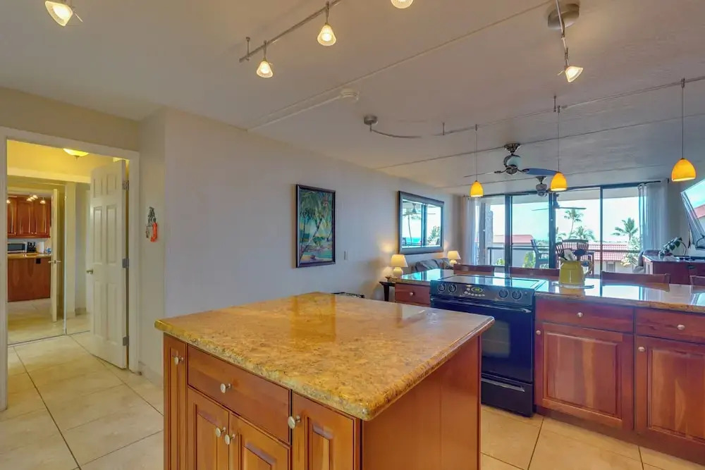Kona Pacific Top Floor Retreat: Ocean View & Pool!