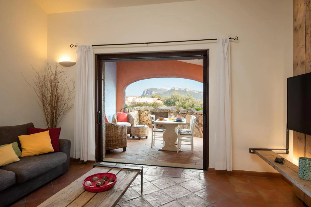 It has a double room with a double bed, a bathroom, large living room with sofa bed (1,40 m - for 1-MOLARA 2_PT