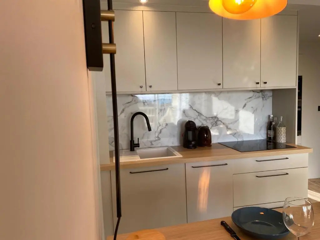 LE CALI, P2 Cabine dans une résidence avec piscine, vue mer et parking privé