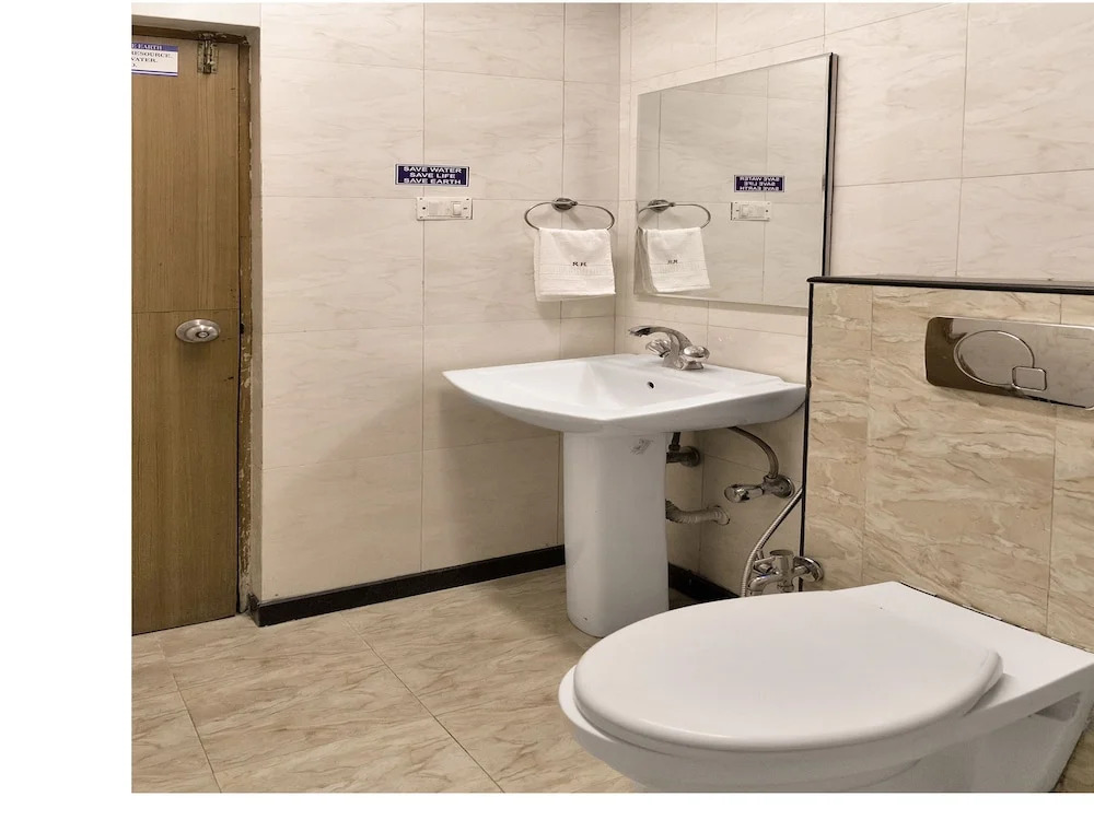 OYO 12020 Hotel Ratna Regency