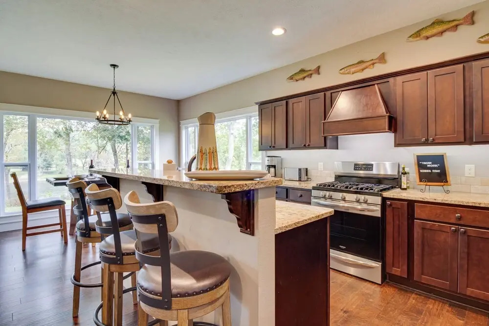 Flippin Home w/ Deck & Grill: Steps to White River