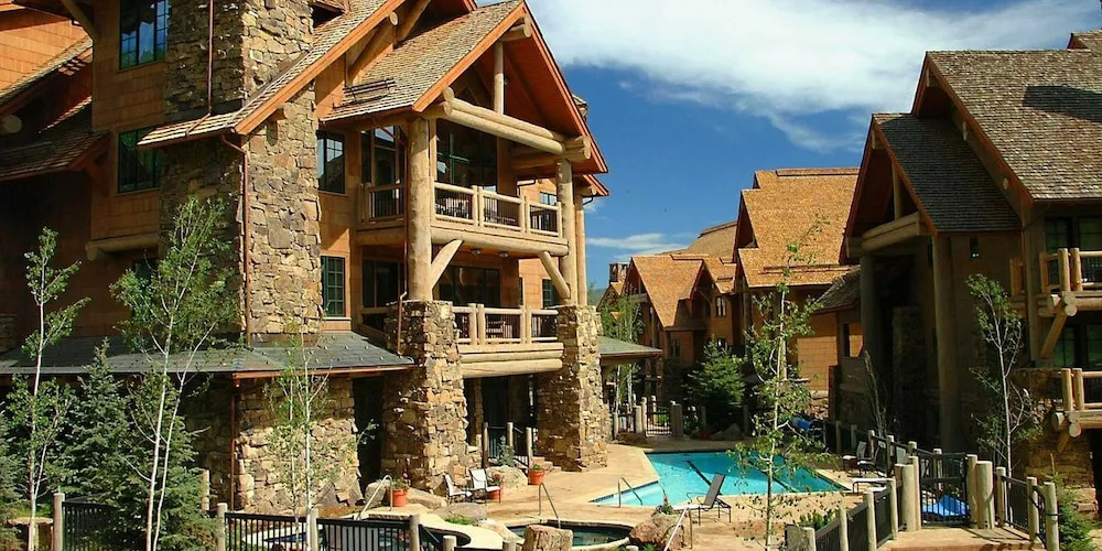 Bearpaw D1 4 Bedroom Condo by RedAwning