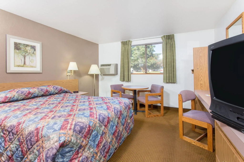Super 8 by Wyndham Lacey Olympia Area