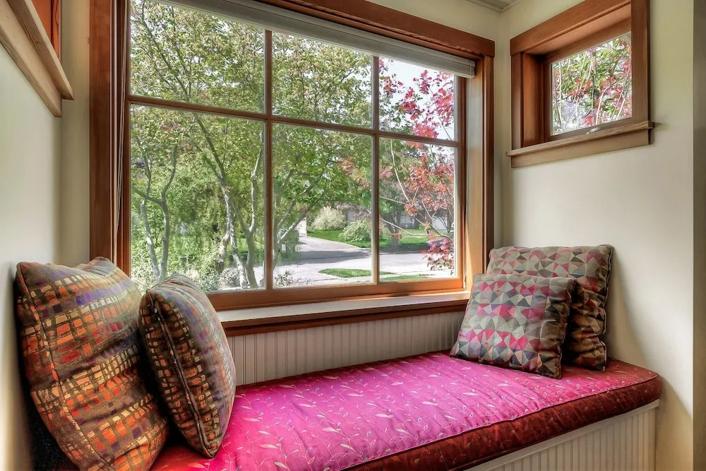 Lovely Laurelhurst - Music Room & Sunny Yard 3 Bedroom Home
