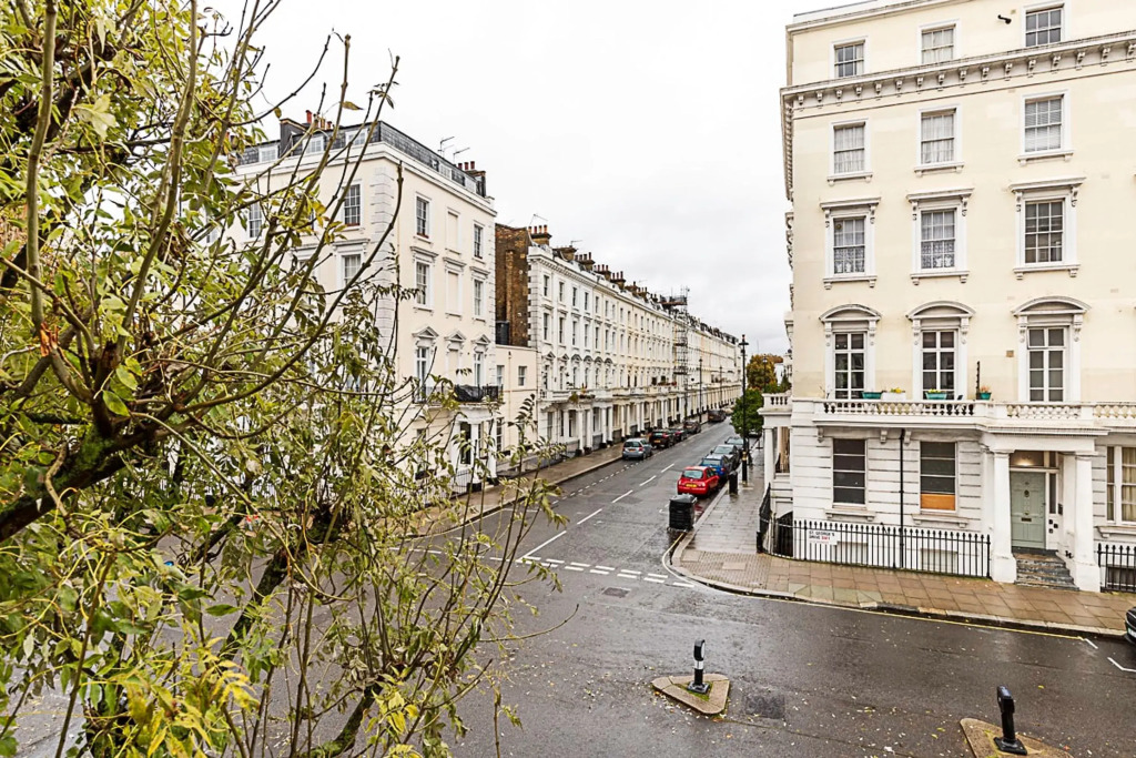 Beautiful Two Bedroom Abode Near Victoria