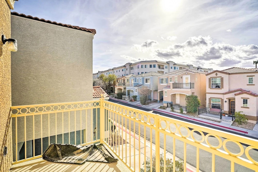 Stylish House w/ Patio, 8 Mi to Vegas Strip!