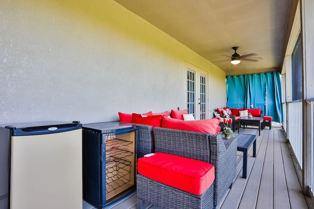 Stunning House With Lanai, Pool, Ping-pong, Full Kitchen, & Wifi