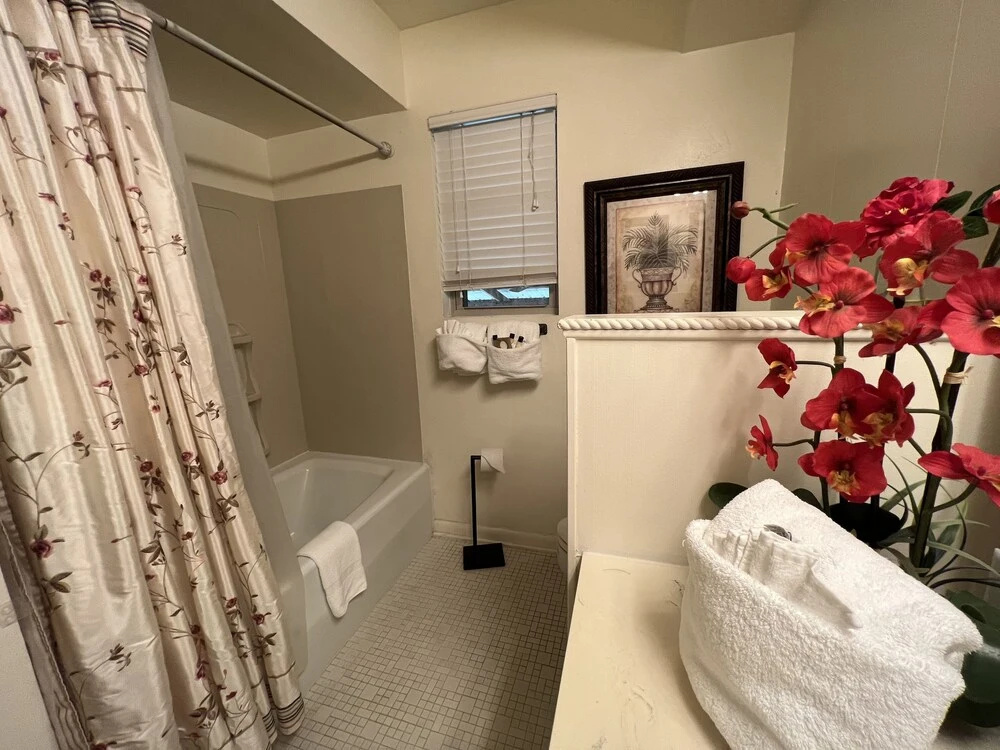 Two bedroom House with fenced in yard, covered patio area, located at the Joplin Inn at the entrance to Mountain Harbor, just 1 1/2 miles from Lake Ouachita. by RedAwning