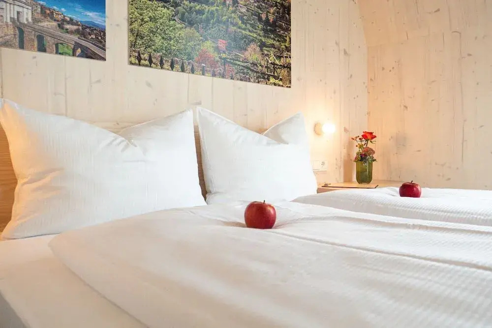 Hotel Bergamo Modern & zentral in Ludwigsburg 24h Check in 3 Min zum Schloss nachhaltiges Hotel in Holzbauweise