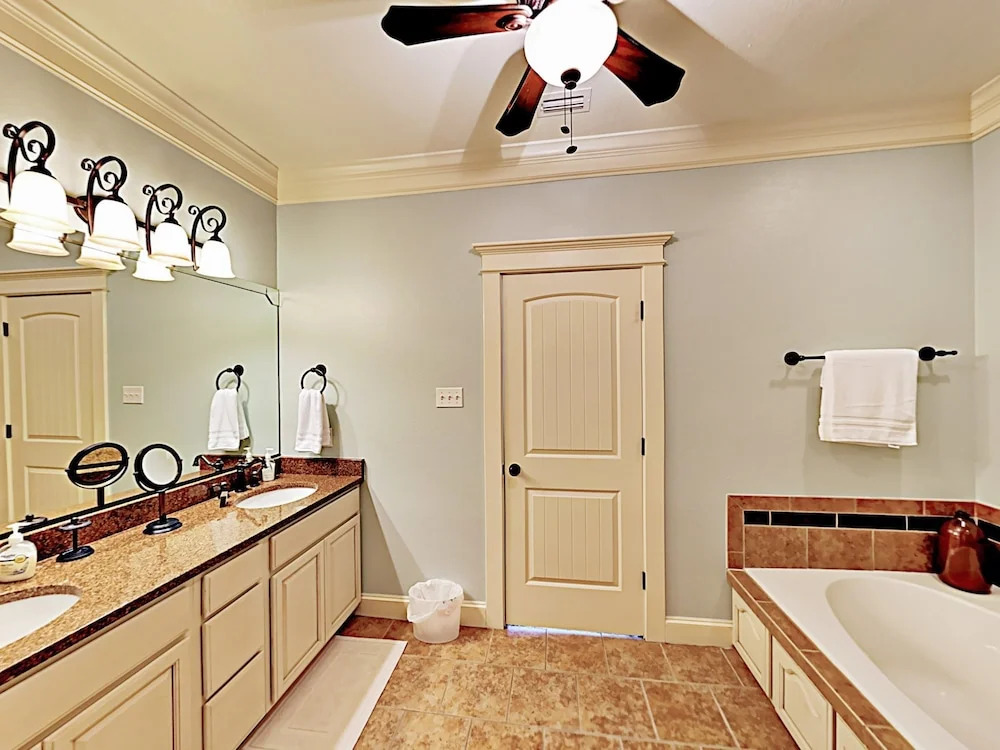Coastal  W/ Pool, Sundeck & Boat Slip 3 Bedroom Townhouse