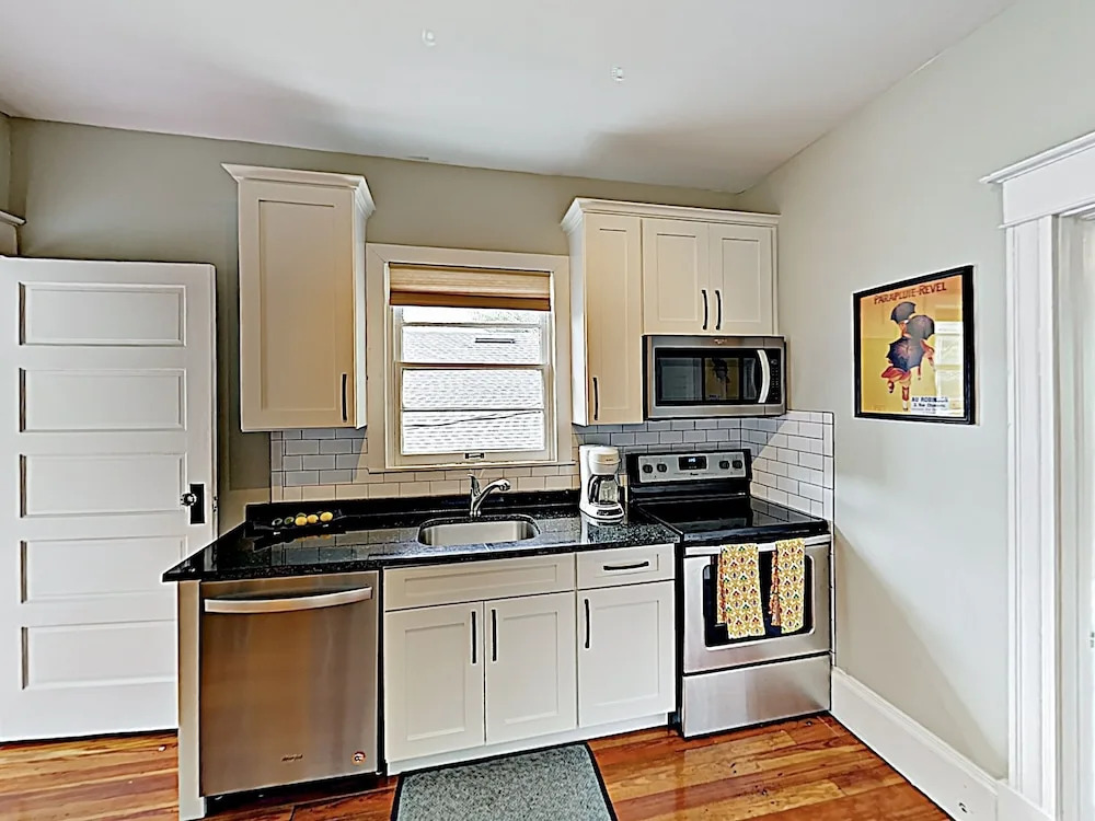 New Listing! Classic Charm In The City W/ Sunroom 4 Bedroom Duplex
