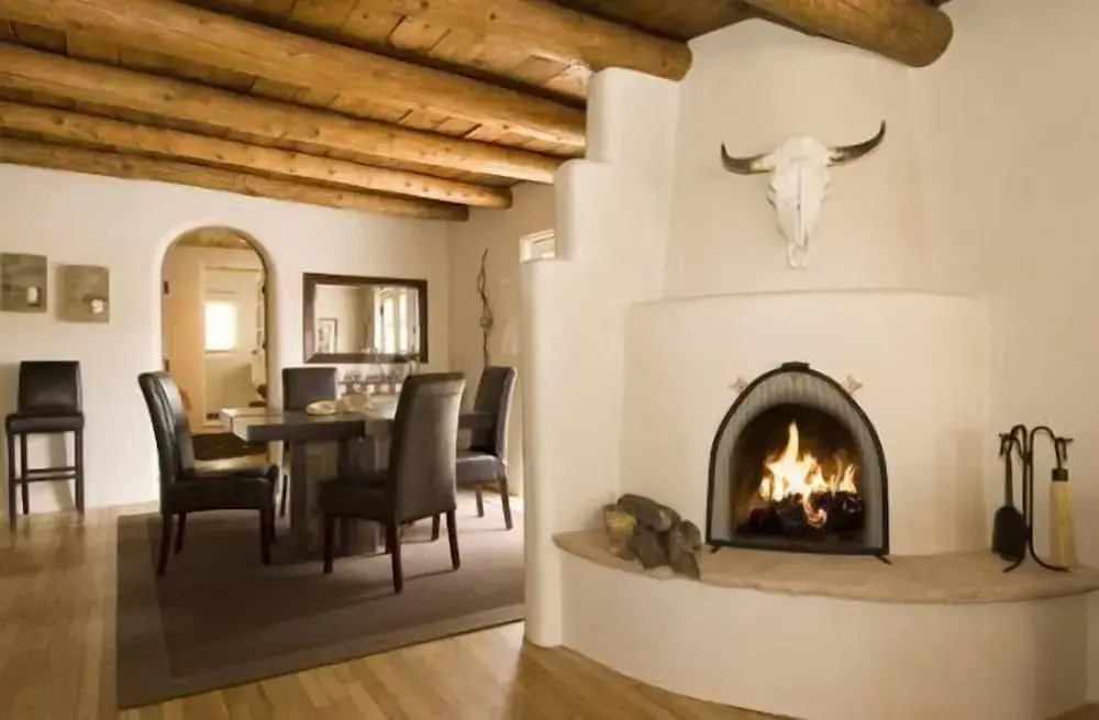 La Luz - Luxurious East Side Adobe With Hot Tub and Kiva Fireplace, Walk Everywhere