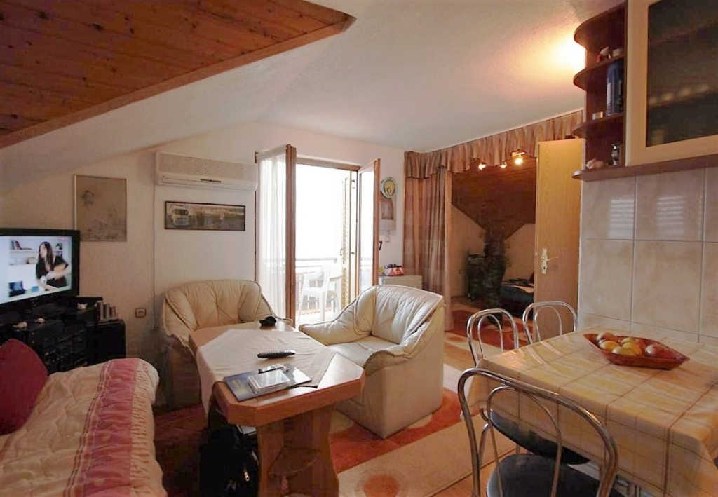Apartment Šera - 50 m from beach: A3 Pisak, Riviera Omis