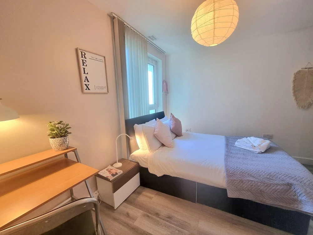 2-bed 2-bath Greenwich Apartment with balcony & lift