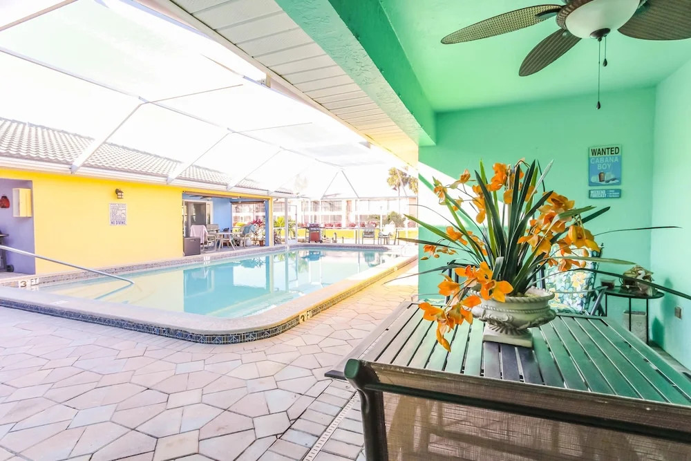 Seatuit Condominiums