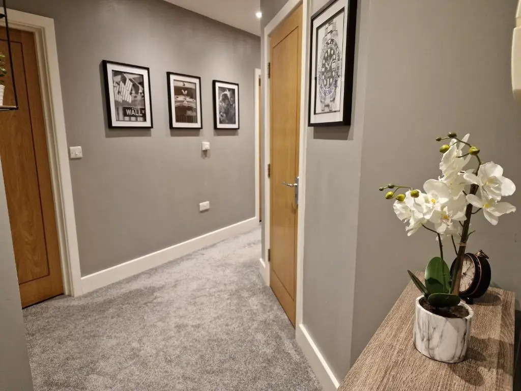 Entire Central 2 Bedroom Apartment (With Parking)