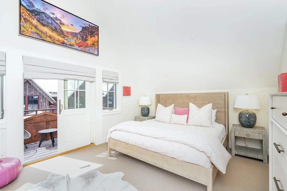 330 W Pacific B 3 Bedroom Townhouse by RedAwning