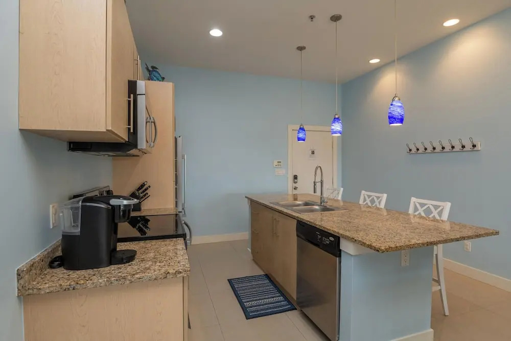 Casual Condo Near Beach w/ Pools, hot tub & Grill!