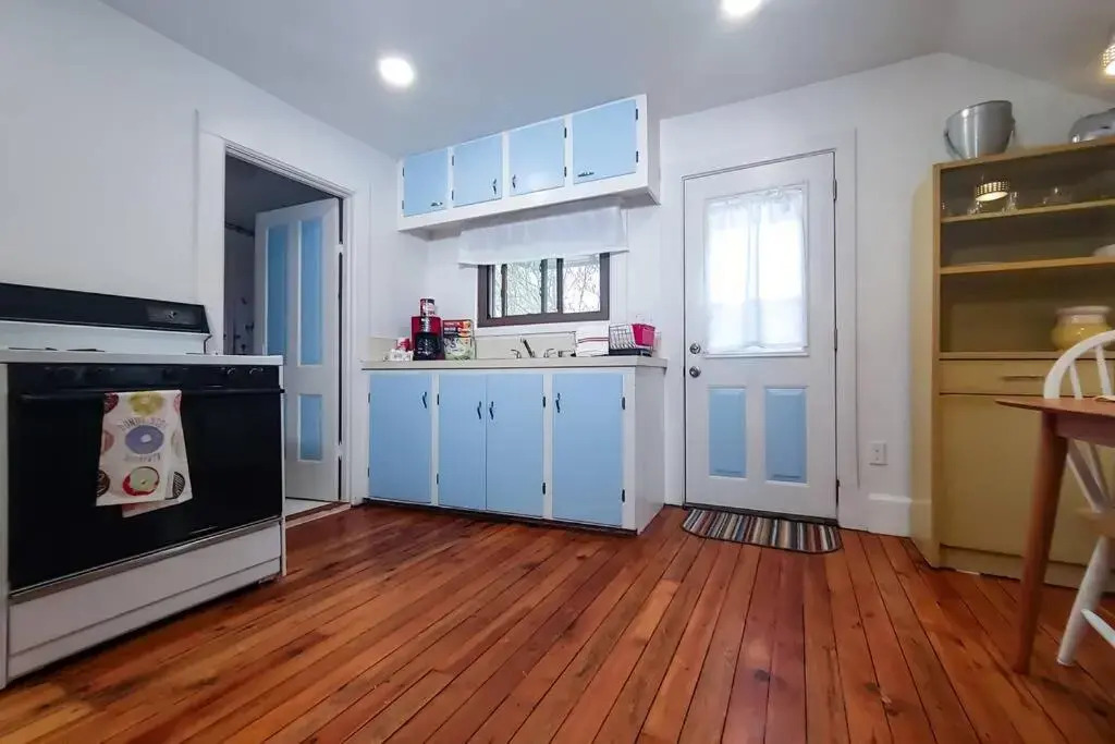 Historic w/deck, king bed & air by Lake Michigan