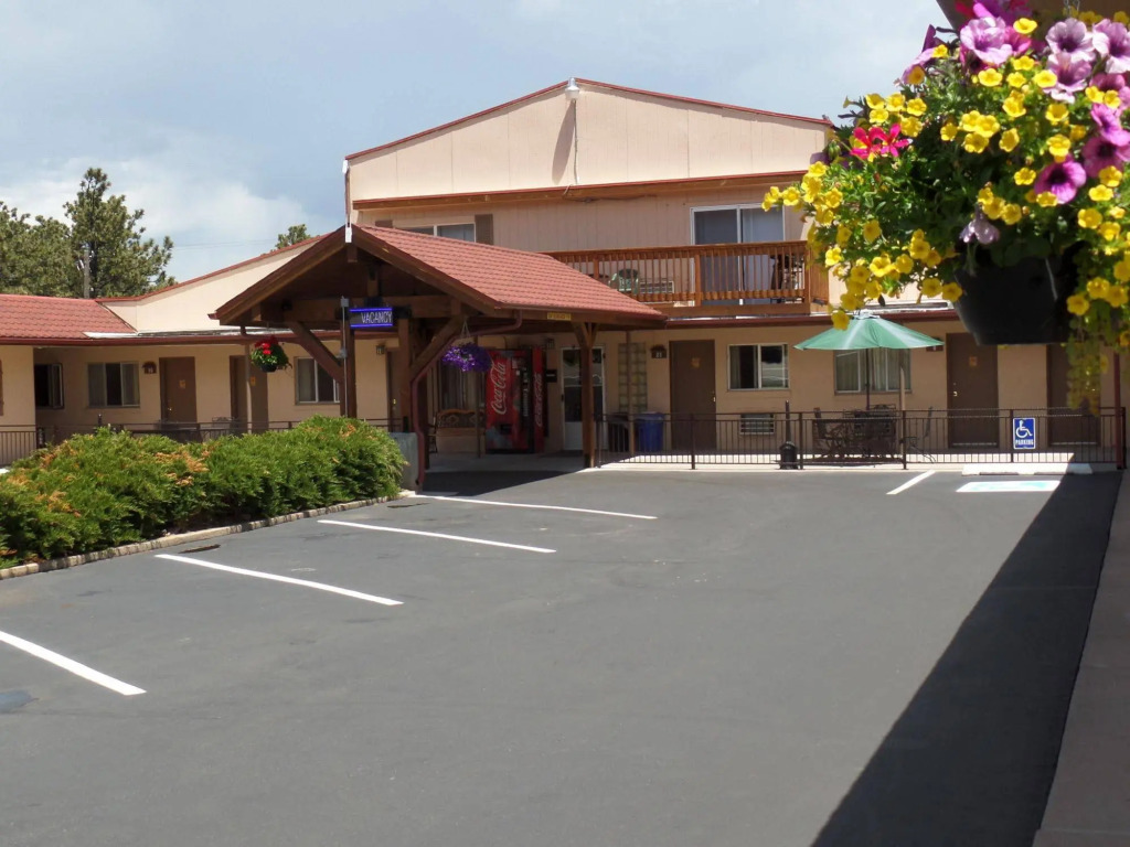 Kinnikinnik Motor Lodge