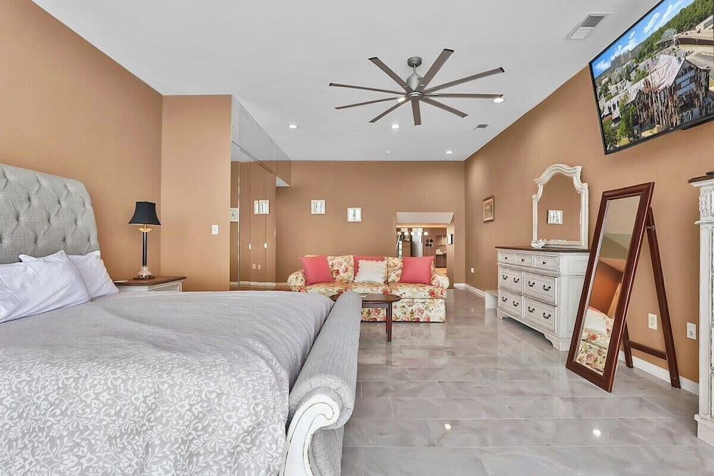 Sands Beach Club Ph1114