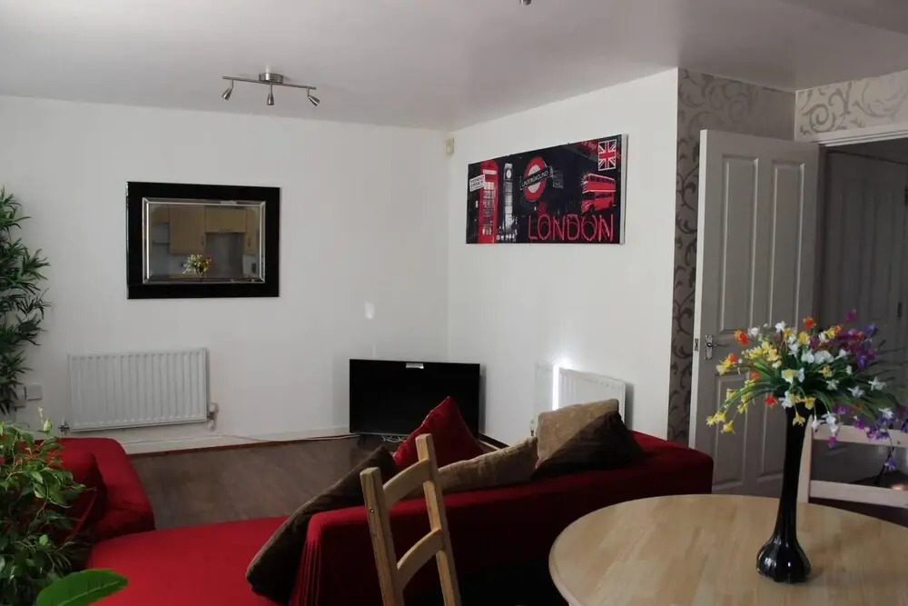London - 2 Bed Flat - Sleeps 4 - Parking - Wifi