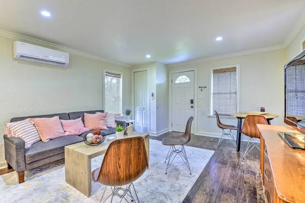 16 Mi to Disney: Cottage w/ Deck in Winter Garden