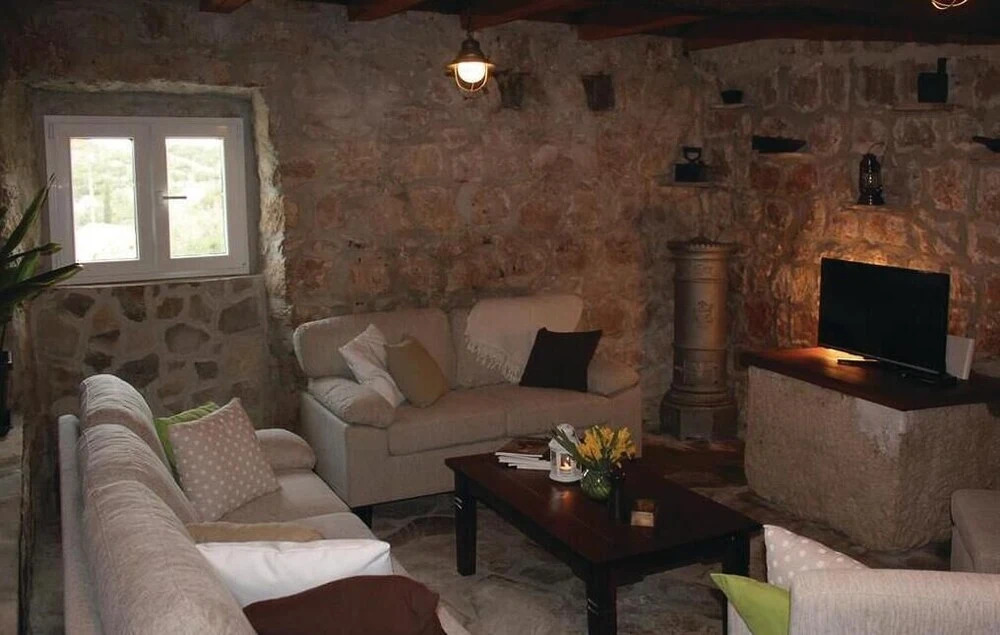 Amazing Home in Brotnice with WiFi, 3 Bedrooms & Hot Tub