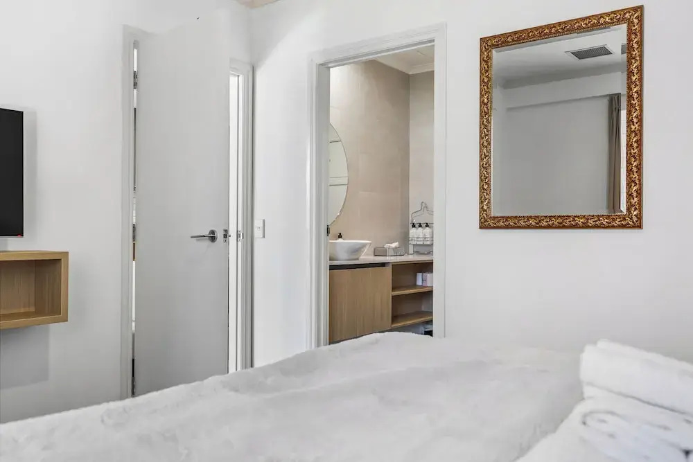 City Getaway 1BR Apt w Pool & Gym I Zodiak Stays