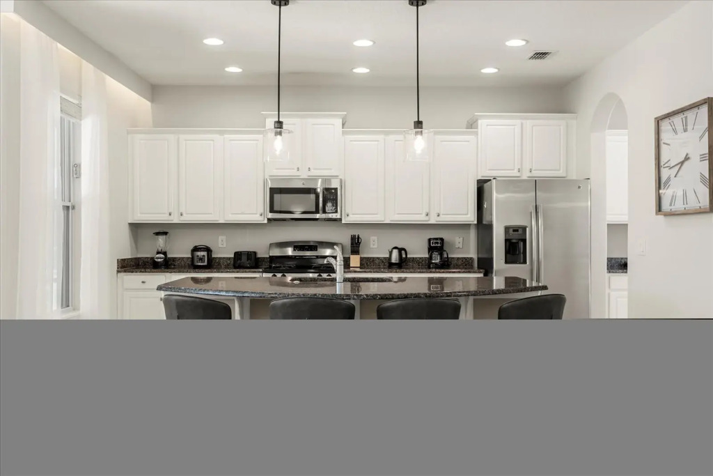 7 Bedrooms 5 Bathrooms Solterra 4196 Od