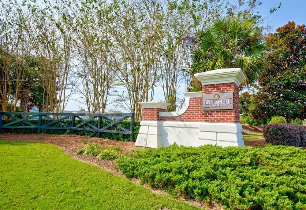Sunny 2BR Condo with Community Pool and Close to Attractions