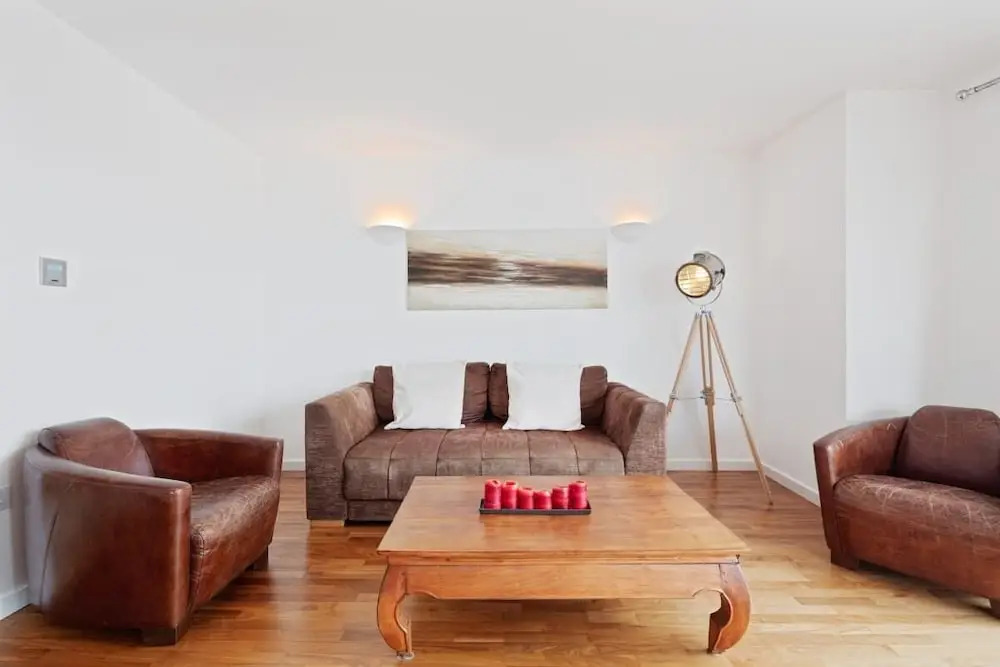 Lovely 1bed W/balcony on the River Thames