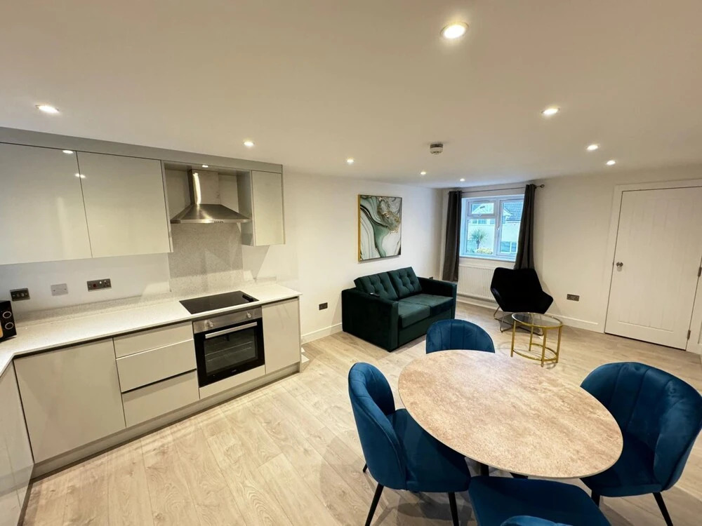 Near Heathrow Airport -FREE Parking-Full apartments-Near M4-1 bus LHR