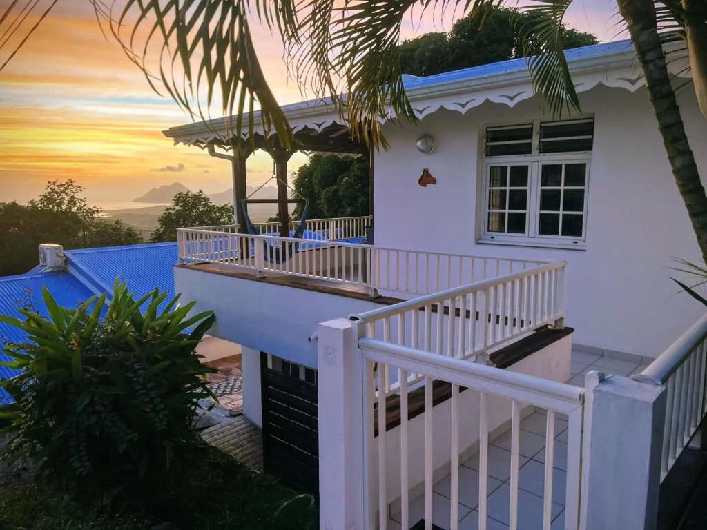 Villa T3 duplex paisible avec piscine et vue mer,rocher du diamant