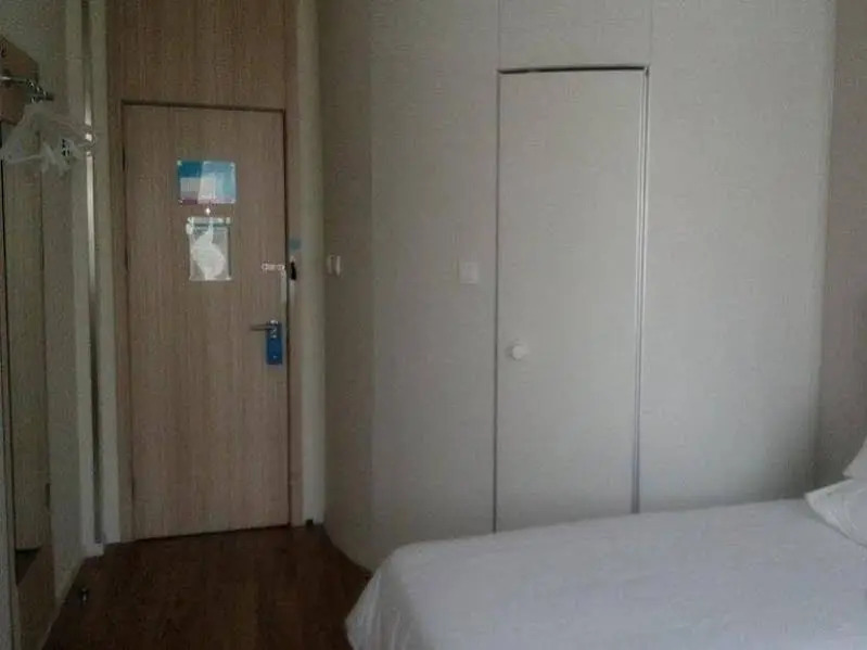 Home Inn Yiju Hotel (Qingdao May 4th Square Mixc City Zhiquan Road Metro Station Branch)