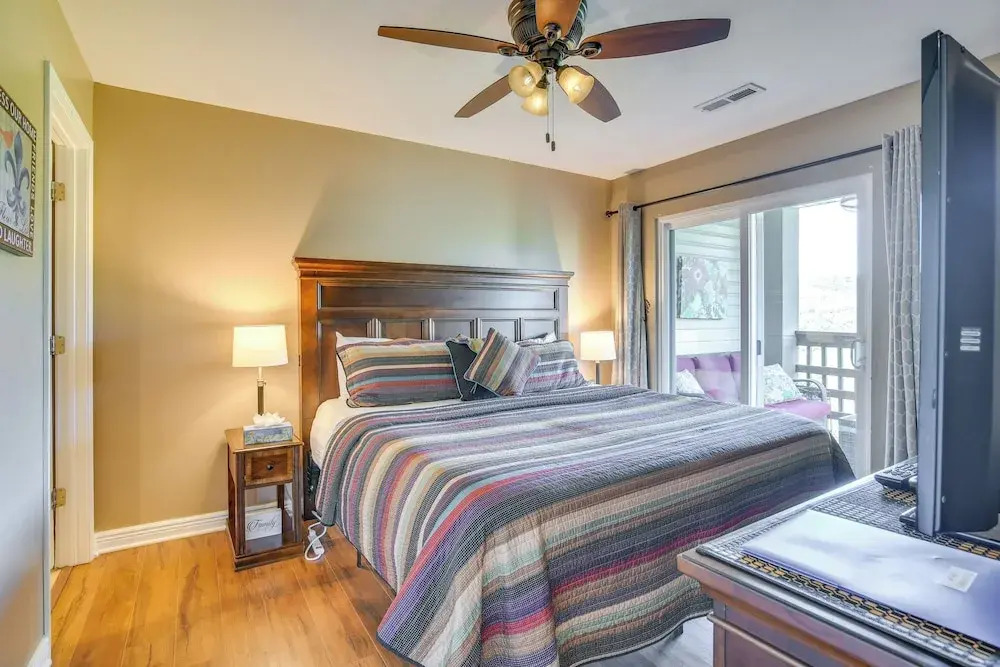 Near Silver Dollar City! Condo w/ Hot Tub & Lake