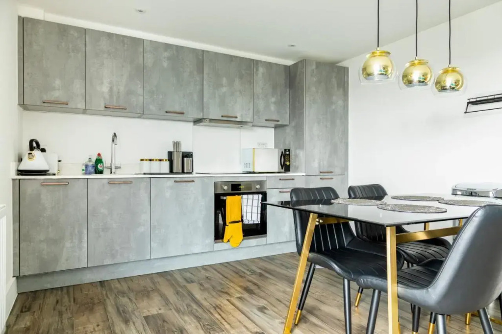 Attractive 2 Bedroom Penthouse with Free Parking