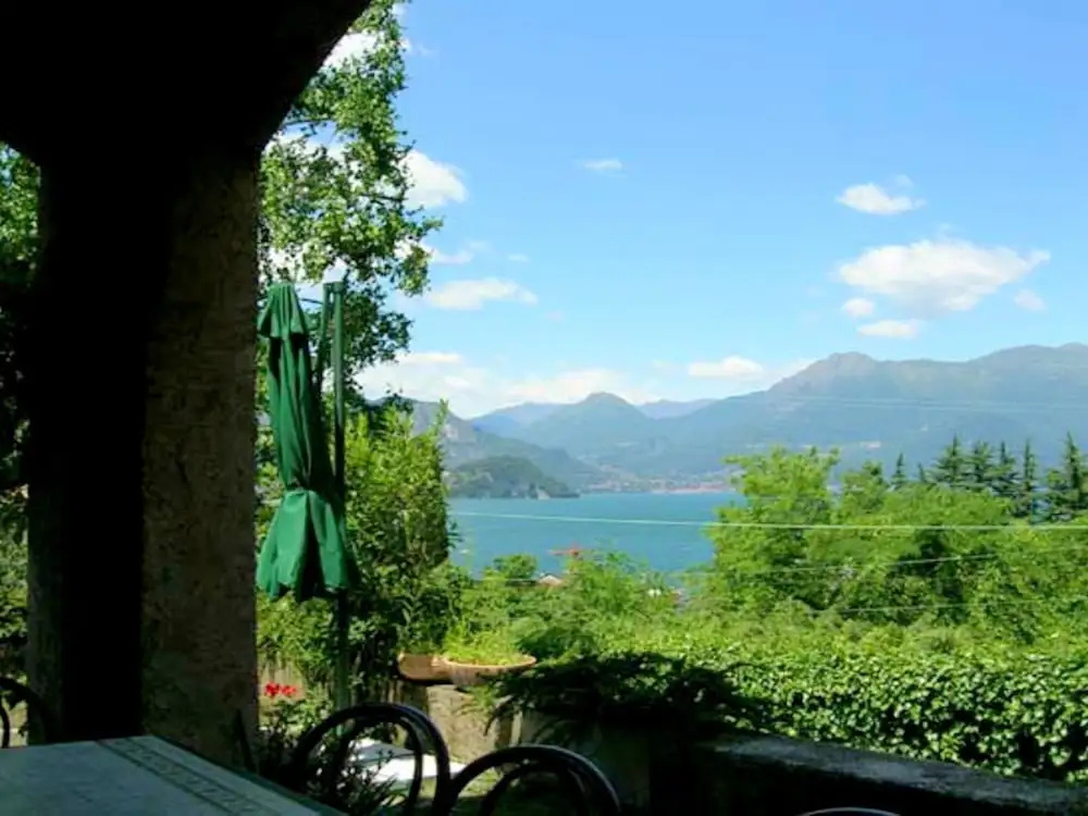 Spacious and Neat Linked House at the Como Lake