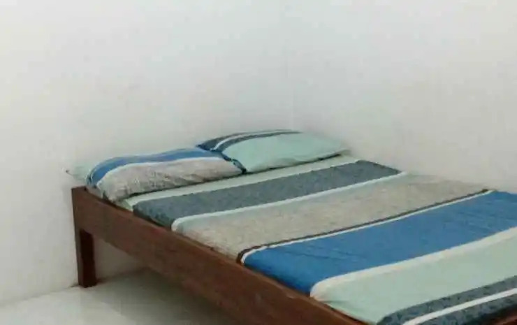 Budget Room near Stasiun Tugu at Losmen Mawar