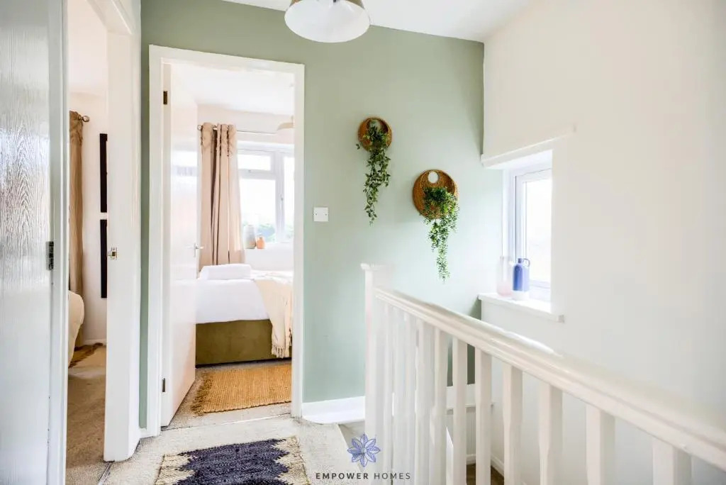 Coventry Beautiful House, University Hospital, M6 M69, Private Parking, Sleeps 6, by EMPOWER HOMES rates incl VAT