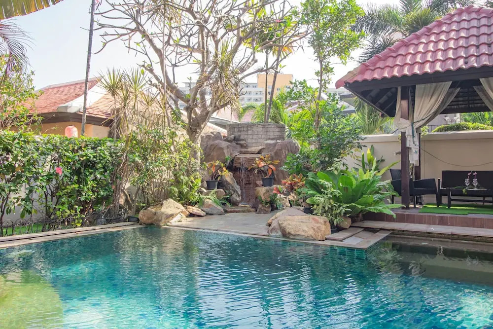 3BR Bali style PrivatePool Villa Near main road Large pool