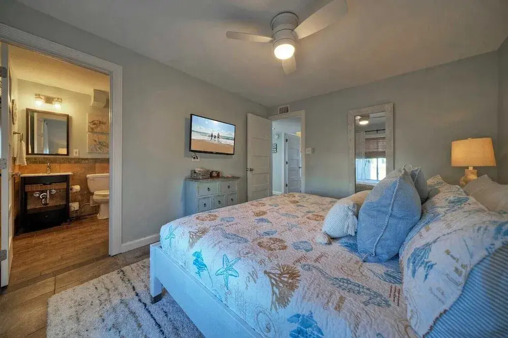 Sleeps 18 2 Beachfront Condos w/ 2 Pools, Tennis/pickleball, Beach Boardwalk