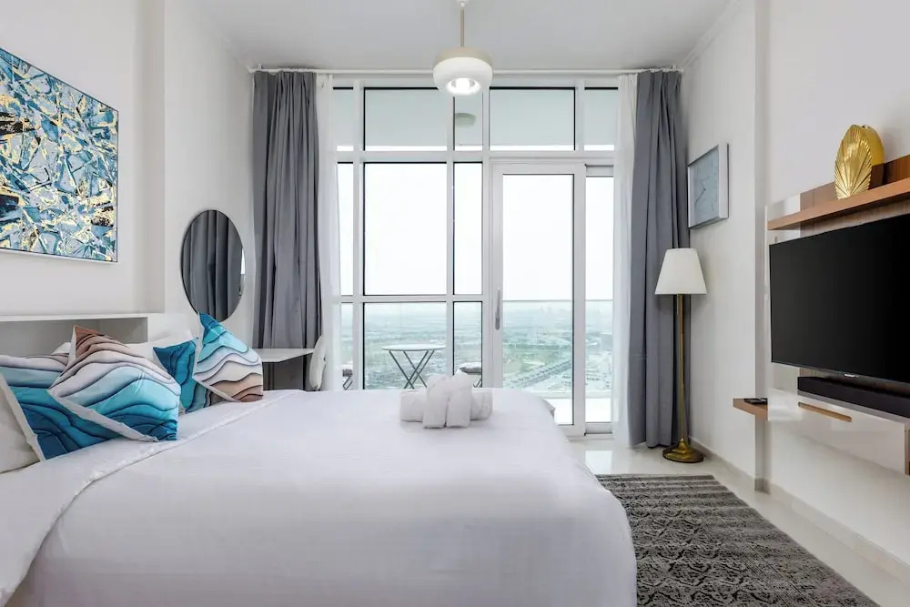 Waves - Elegant 28th Floor Studio in Carson A, Damac Hills