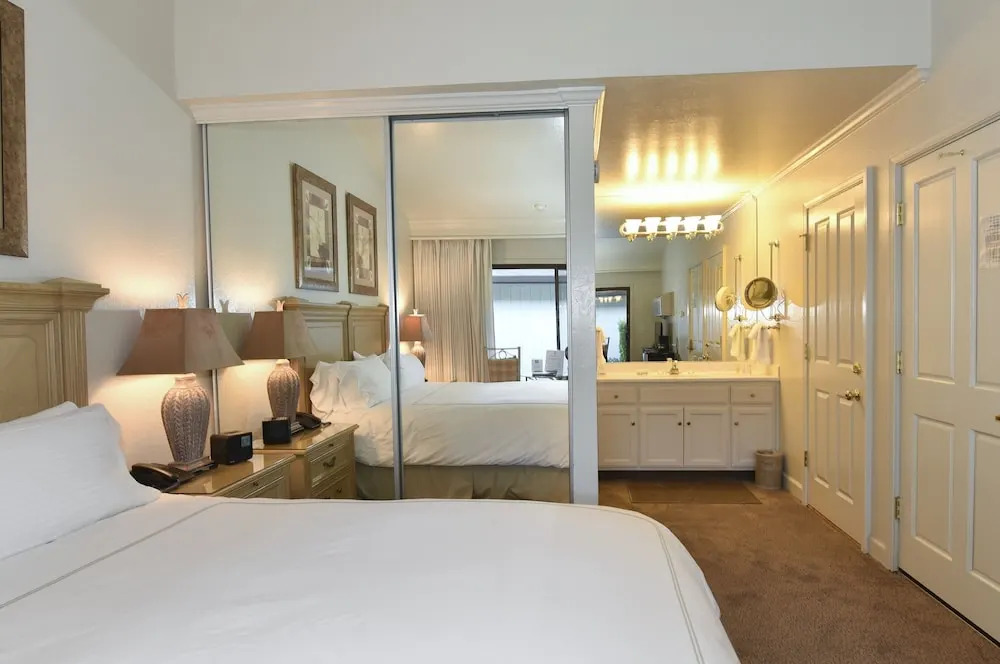 657 S At Silverado Studio Bedroom Residence by Redawning