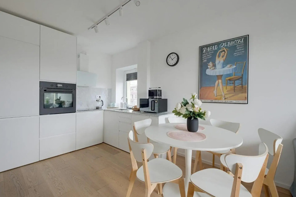 Luxurious 3br Apt Center