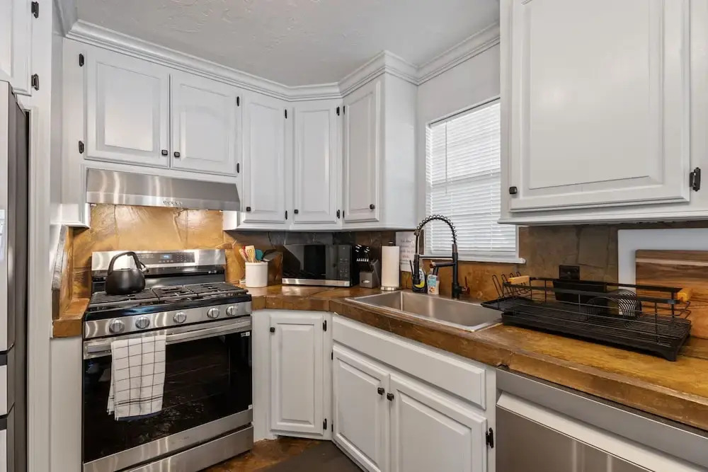 Spacious Lakefront View With Hot Tub and Pool NH